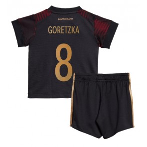 Tyskland Leon Goretzka #8 Udebanesæt Børn VM 2022 Kort ærmer (+ korte bukser)